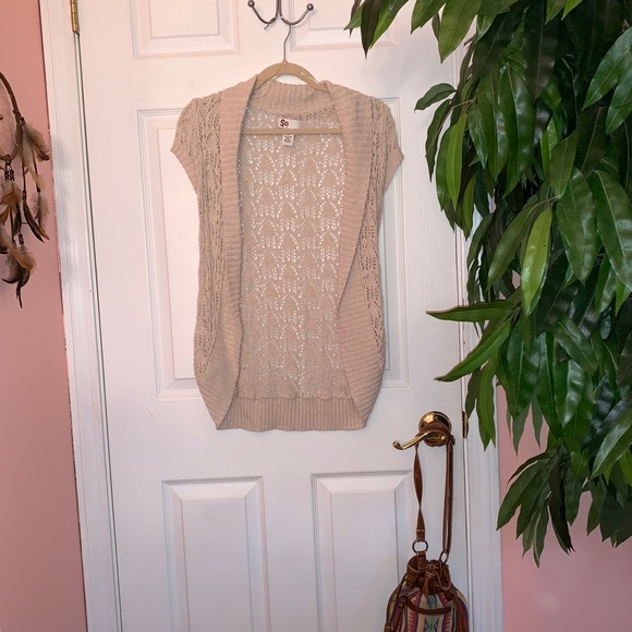 ❗️SOLD❗️ Beige Crochet Styled Shall - Picture 2 of 4